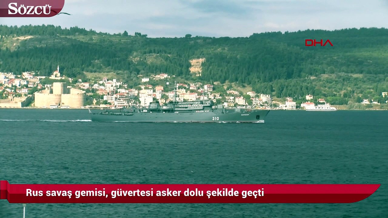 Rus savaş gemisi, güvertesi asker dolu şekilde geçti