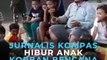 Di sela tugas peliputan, salah satu jurnalis Kompas menghibur anak-anak korban bencana gempa-tsunami di alun-alun Kota Palu Semoga Donggala, Palu dan sekitar