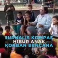 Di sela tugas peliputan, salah satu jurnalis Kompas menghibur anak-anak korban bencana gempa-tsunami di alun-alun Kota Palu Semoga Donggala, Palu dan sekitar