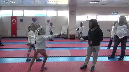 Antrenörlüğünü Üstlendiği Şampiyon Kızı ile Manisalılara Eskrim Öğretiyor