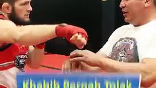 Khabib Nurmagomedov menjadi pusat perhatian publik setelah mengalahkan Conor McGregor pada pertandingan UFC 229 di T-Mobile Arena, Las Vegas, Minggu (7/10/2018)