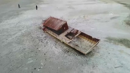 Göl Çekilince Tapulu Araziler ile Batık Tekneler Ortaya Çıktı (1)