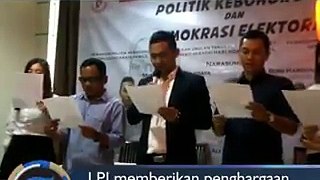 Lembaga Pemilih Indonesia (LPI) memberikan penghargaan kepada aktivis Ratna Sarumpaet sebagai 