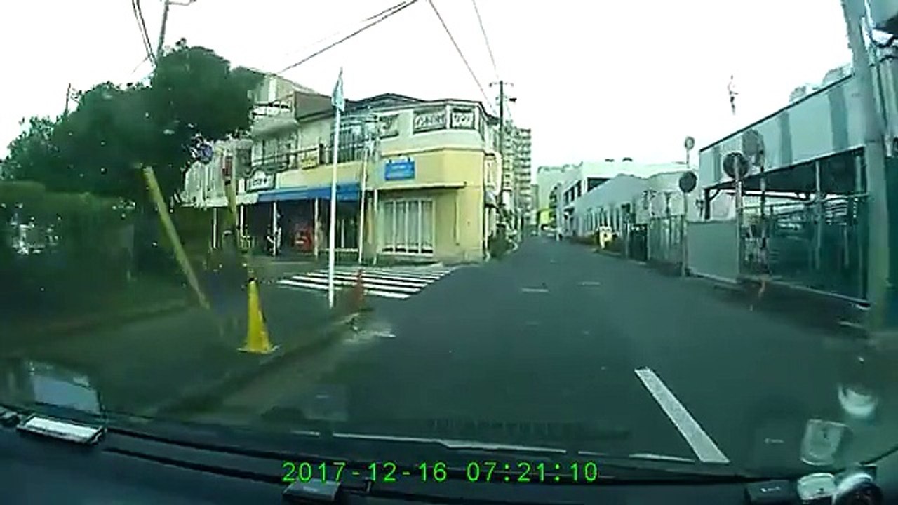あっぱれ歩行者そこまで堂々と信号無視するとは・・・