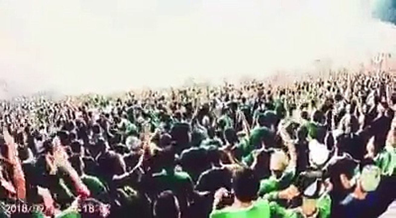 قوات القمع المغربية تمنع جمهور الرجاء من أنه يغني هاد الديسك ... بلاد الحگرة و القمع