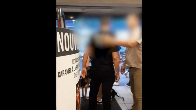 Fransa'da görme engelli bir kişi rehber köpeğiyle alışveriş yaptığı marketten atıldı