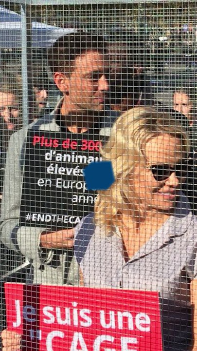 À Paris, Pamela Anderson s’affiche dans une cage pour la cause animale