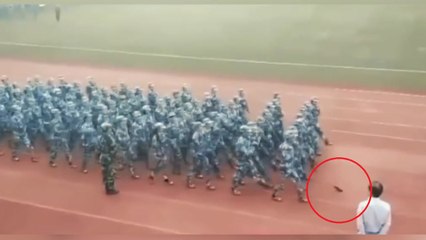 [영상] 갑자기 벗겨진 신발, 감쪽같이 사라지다! / YTN