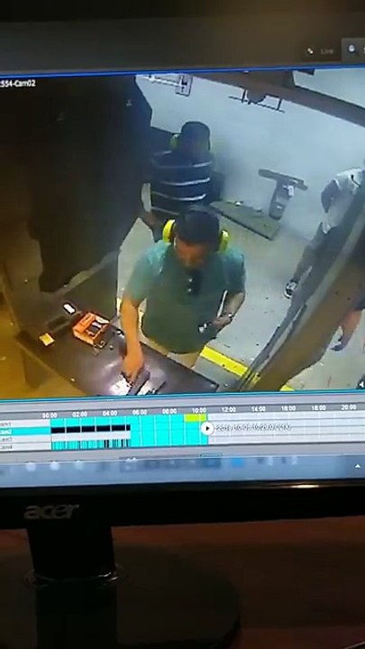 Ce débile fait un selfie dans un stand de tir