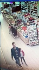 Il surprend une femme qui se soulage dans son magasin