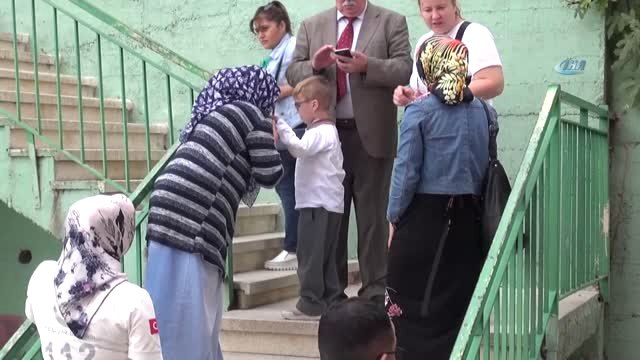 Kafası Okul Merdivenlerinin Korkuluklarına Sıkışan Öğrenciyi İtfaiye Kurtardı