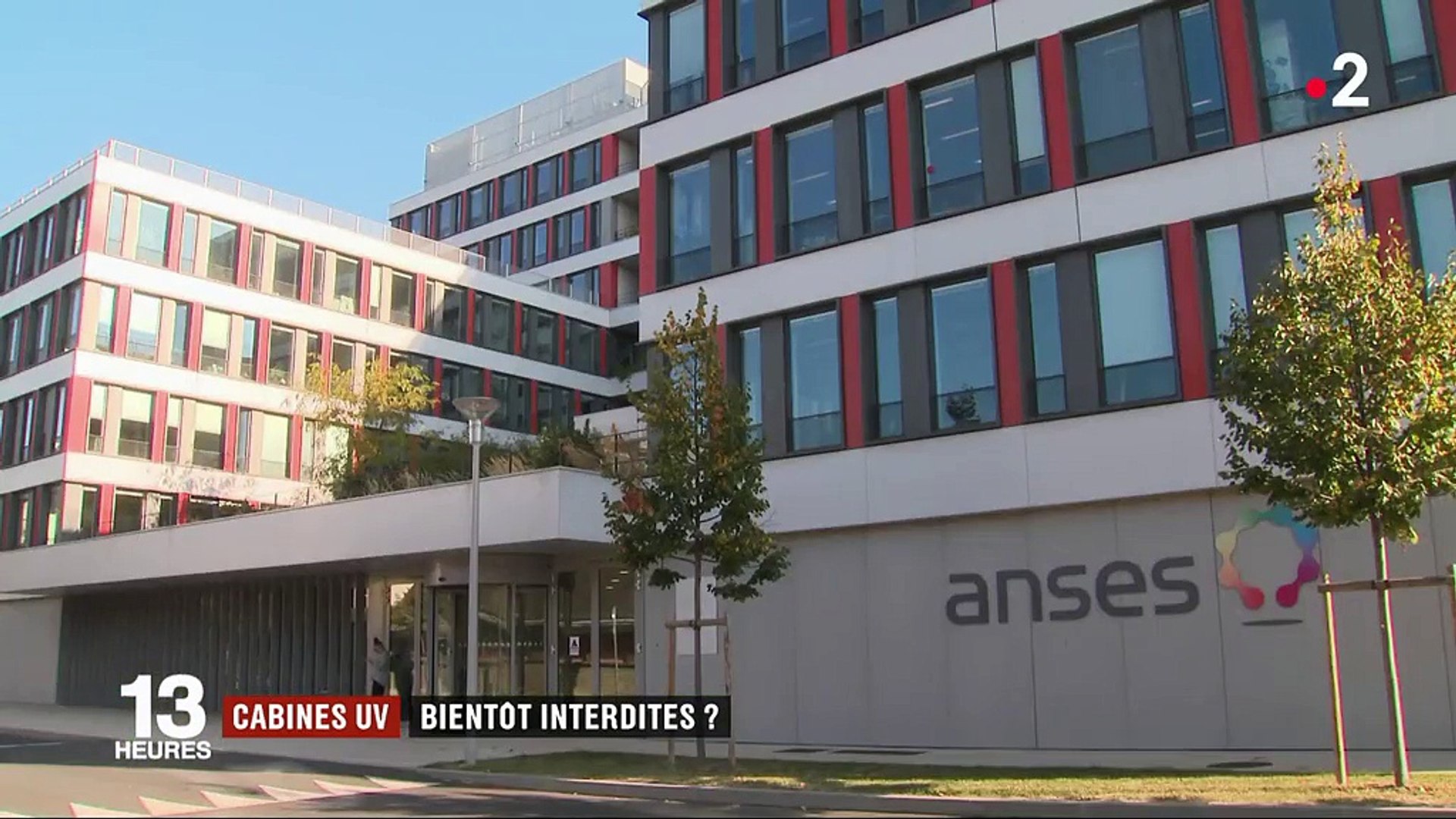 ⁣Santé : les cabines UV, bientôt interdites ?
