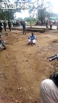 Ce contorsionniste de rue boit avec son pied par-dessus l'épaule...