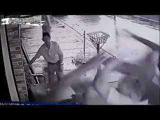 Millet Birbirini Pert Ederken Hala İçeceğinin Peşinde Olan Adam