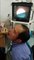 Un médecin retire une sangsue du nez d’un homme