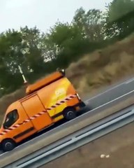 Une femme rate sa sortie et fait demi-tour en roulant à contresens sur une route nationale à Bourges