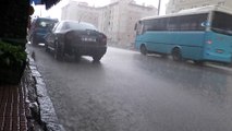 Erzurum’da sağanak yağış yolları göle çevirdi