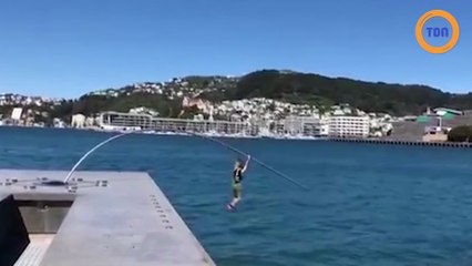 Un acrobate casse une sculpture en grimpant dessus et se blesse à la tête !