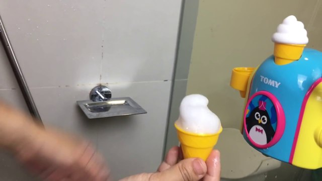 Ice cream store cone bath toy