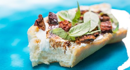 طريقة عمل كروستيني جبن الماعز بالطماطم المجففة في الشمس