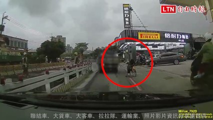 暖！高中正妹騎YouBike失衡擦撞貨車 3大叔立刻上前幫忙(翻攝自聯結車、大貨車、大客車、拉拉隊、運輸業、照片影片資訊分享團)