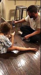 Blague avec une petite flaque deau