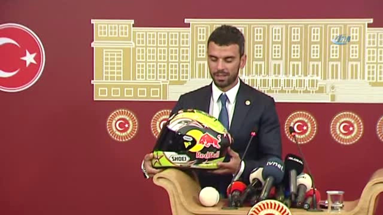 Dünya Motosiklet Şampiyonu Sakarya Milletvekili Kenan Sofuoğlu'ndan Yeşilay'a Jest