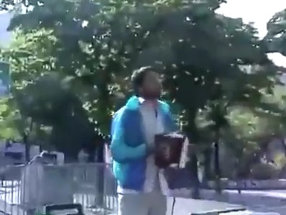 Un musicien roumain gène un peu trop les personnes en terrasse