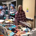 Tutto l'ospedale si ferma per un minuto per rendergli omaggio.Quest'uomo ha scelto di donare i suoi organi. L'ultimo saluto è da brividi.