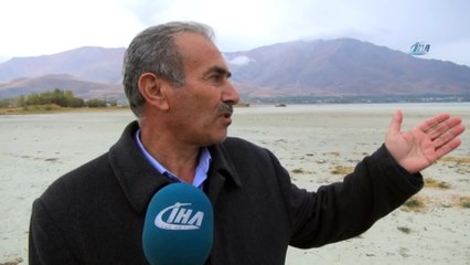 Van Gölü çekilince batık tekneler, tapulu araziler gün yüzüne çıktı