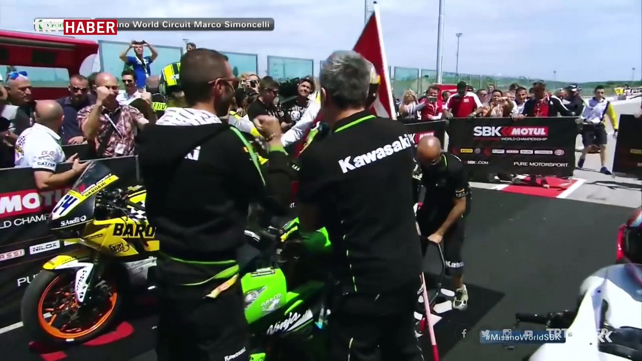 Kenan Sofuoğlu hayatını kurtaran kaskını Yeşilay’a bağışladı