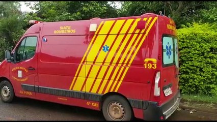 Menina é socorrida após cair em bueiro