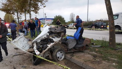 Otomobil Paramparça Oldu: 1 Ölü, 1 Yaralı