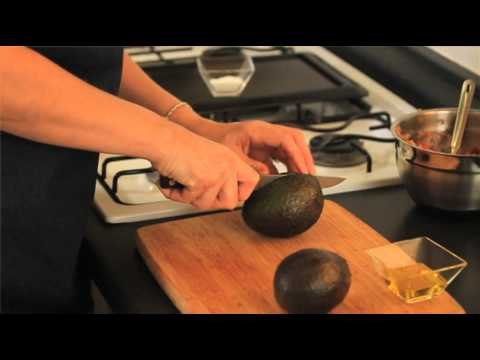 Aguacates rellenos de atún - Tuna Stuffed Avocados