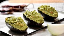 Aguacates rellenos de salmón