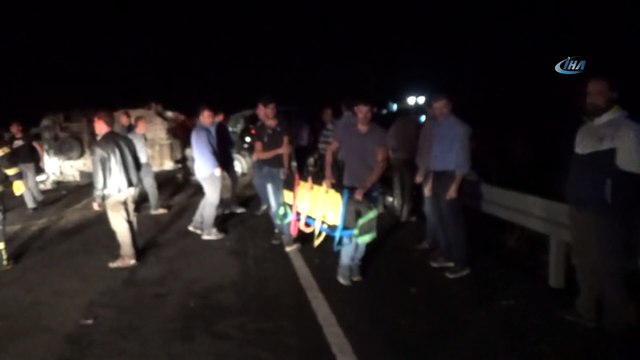 Midyat'ta yolcu minibüsü ile hafif ticari araç çarpıştı: 14 yaralı