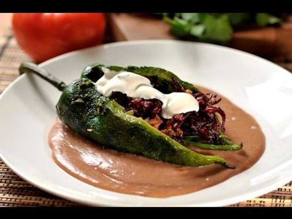 Chiles rellenos de flor de jamaica