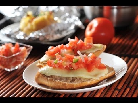 Molletes con frijoles - Mexican bread with bean breakfast - Recetas de cocina mexicana