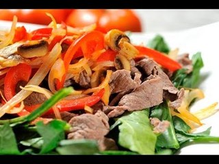 Fajitas de res en cama de espinacas