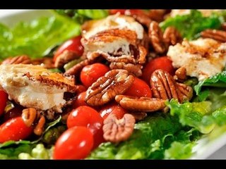 Ensalada de lechuga con tomate cherry y queso de cabra