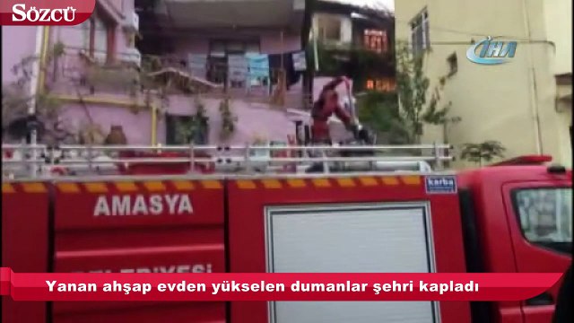 Yanan ahşap evden yükselen dumanlar şehri kapladı