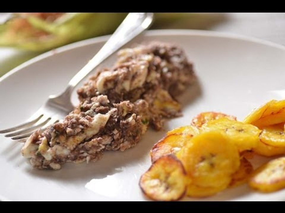 Huevos tirados - Srambled eggs with refried beans - Recetas de desayunos