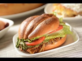 Torta de pierna con cebolla caramelizada