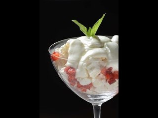 Merengue con crema batida y fresas
