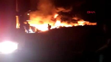 Kocaeli'de Geri Dönüşüm Fabrikasında Alevler Yükseldi, 3 Araç Yandı