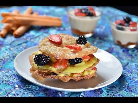 Mil hojas de buñuelos con frutos rojos