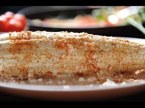 Elotes cocidos con mantequilla, crema y mayonesa