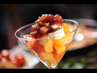Copa de frutas con salsa de arándanos