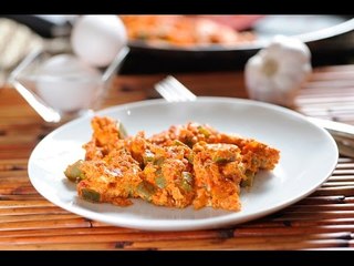 Huevos revueltos en salsa de guajillo