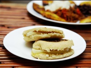Arepas venezolanas con queso y harina pan - Fácil de preparar